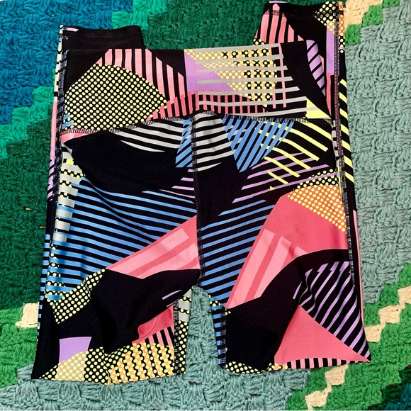 Women's HeatGear® Armour No-Slip Waistband Geo Print Ankle Leggings - Picture 3 of 6